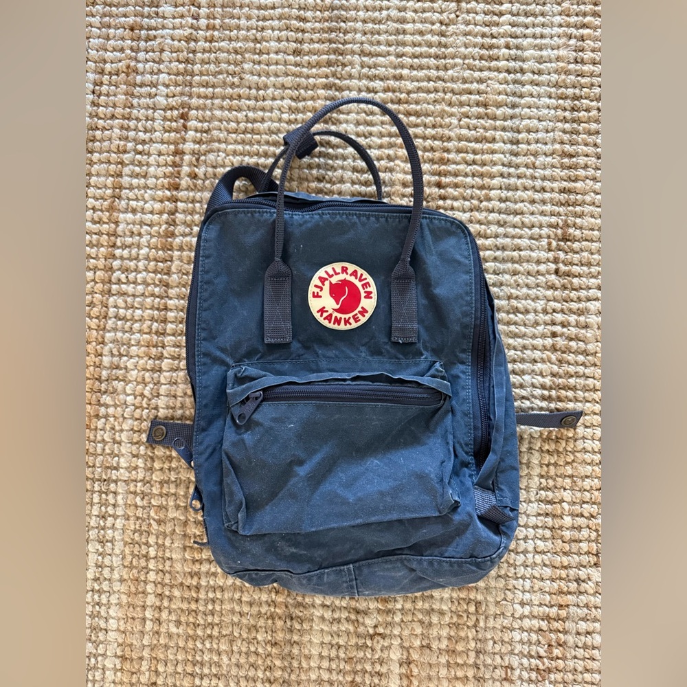 Classic Fjallraven Kanken Backpack in Navy, Fjällräven Kånken 23510